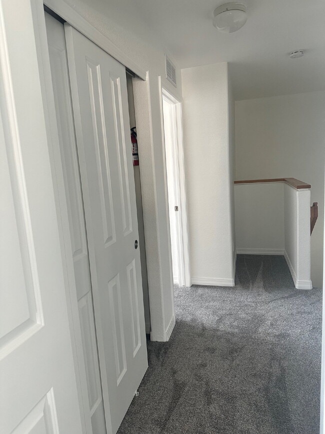 Building Photo - "Charming 2-Bed Townhouse Retreat with 2.5 Baths in Lochbuie – Spacious 1312 Sq. Ft. Living!"