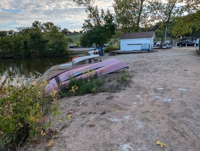 Building Photo - 5529 E Lake Dr