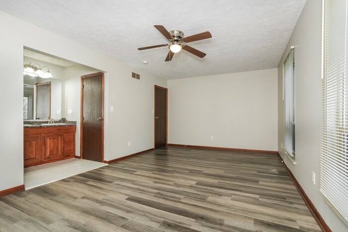 Building Photo - 8233 Lake Ridge Dr
