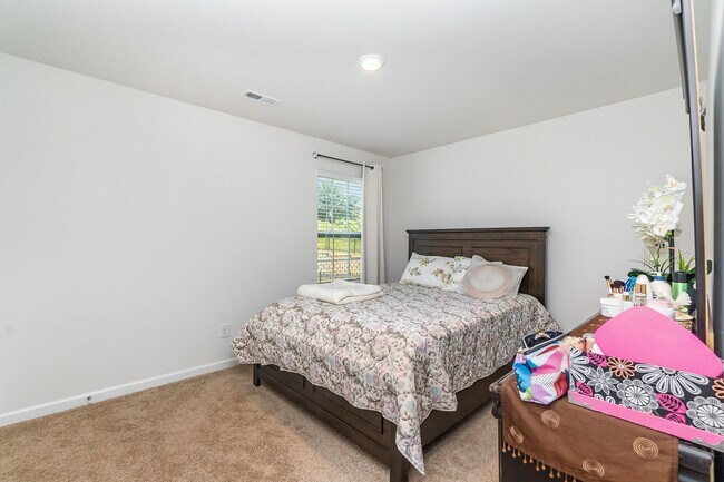 Building Photo - MOVE-IN READY!