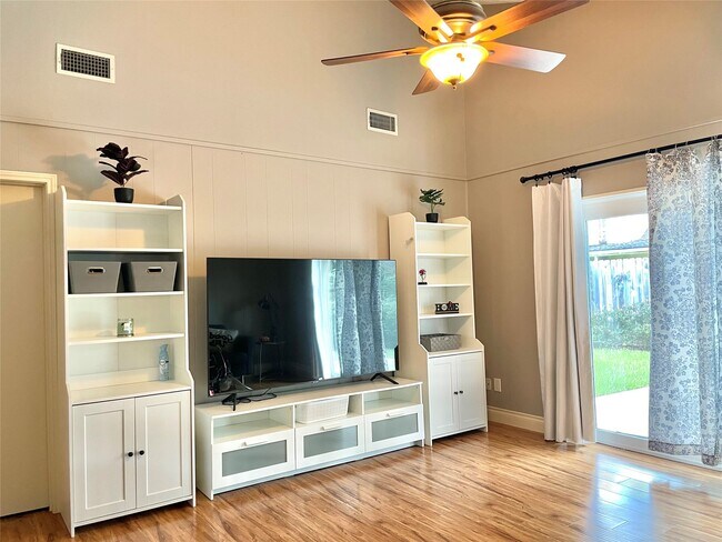 Building Photo - 3023 Sam Houston Dr