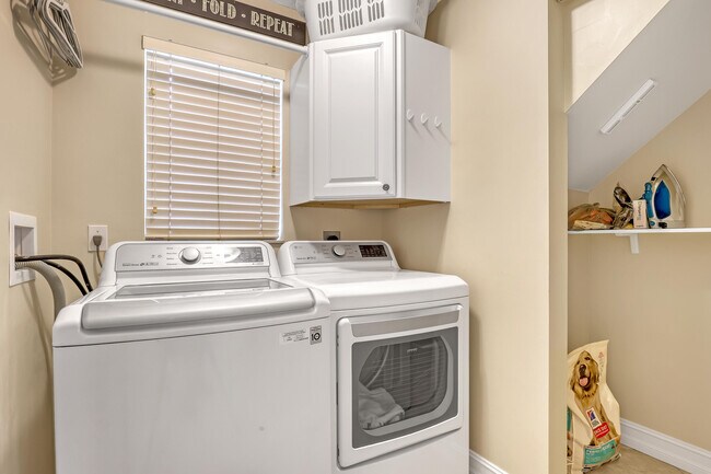 Building Photo - 6074 Las Colinas Cir