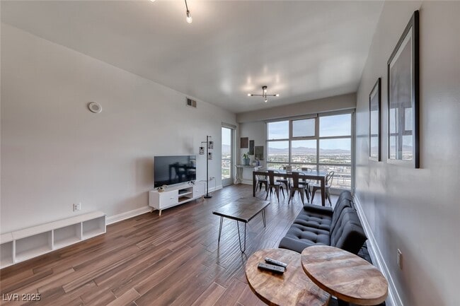 Building Photo - 150 S Las Vegas Blvd