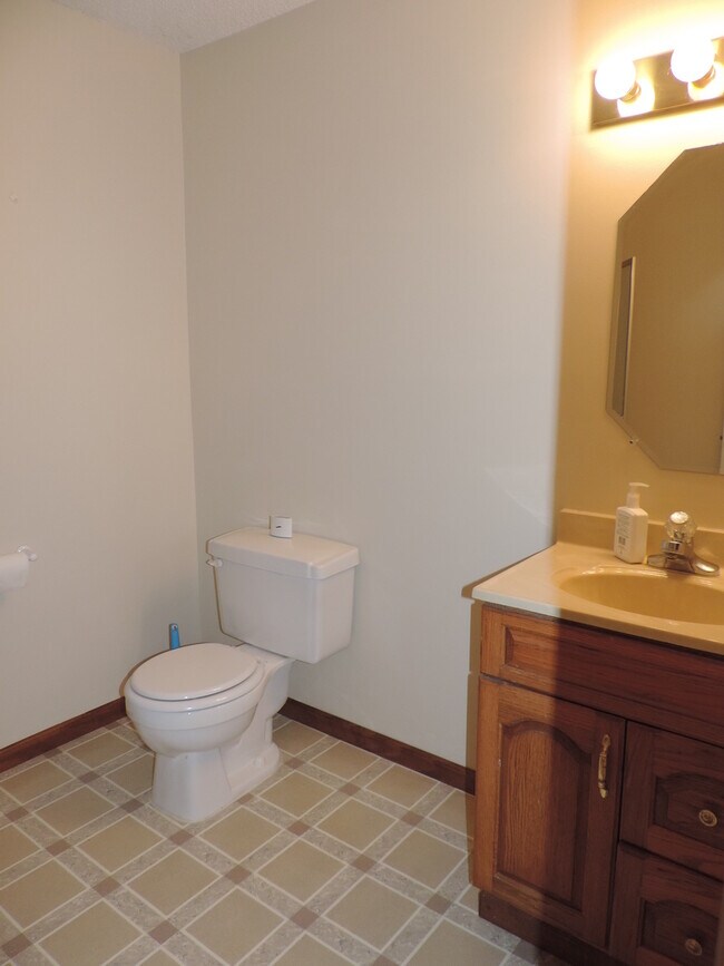 Building Photo - 704 Brookside Dr