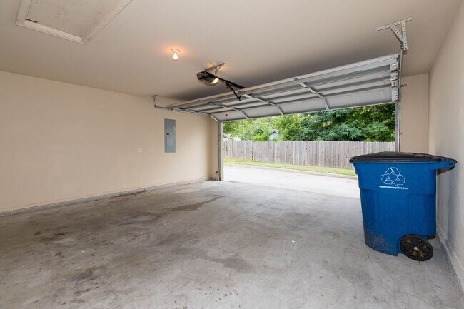 Building Photo - Emerson Elementary Zoned - 3 bedroom / 2 b...