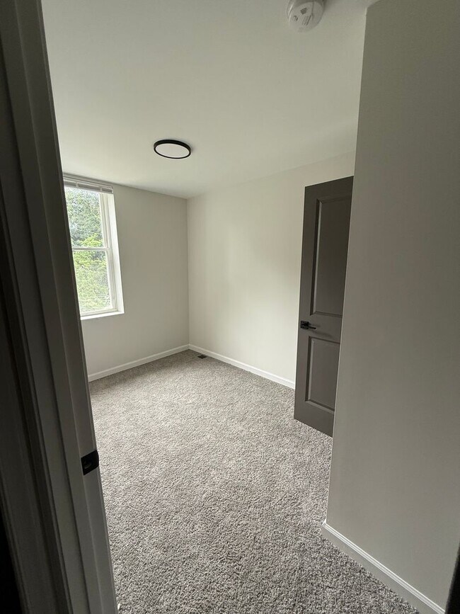 Building Photo - Newly Renovated Townhouse