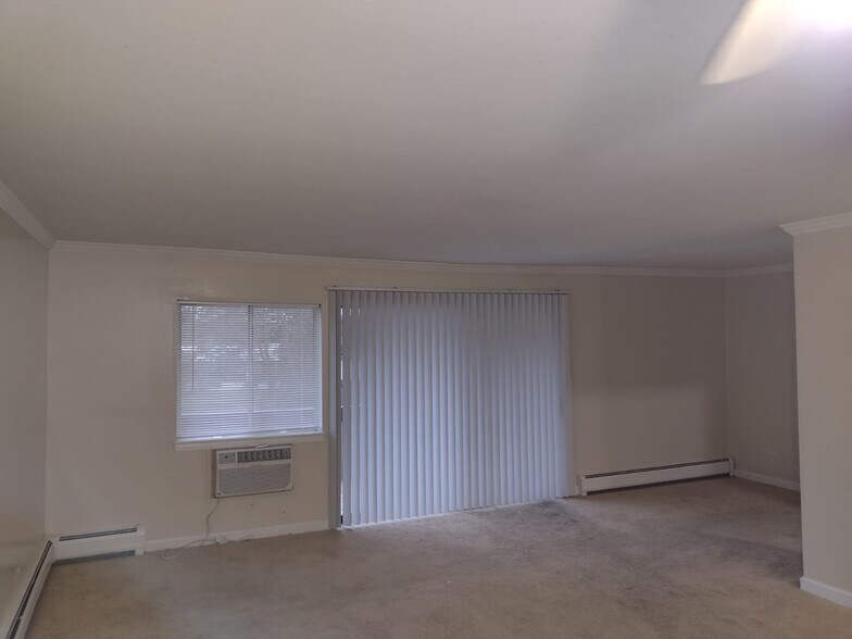 Building Photo - 1813 Hemlock Plz