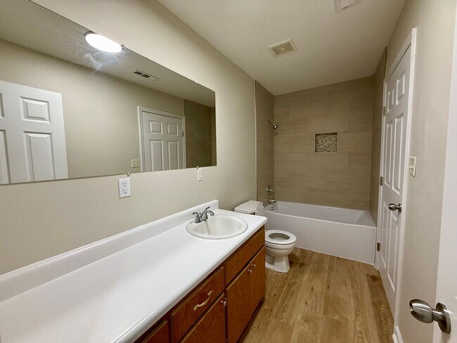 Building Photo - 3 Bedroom/2 Bathroom HOME FOR THE HOLIDAYS...