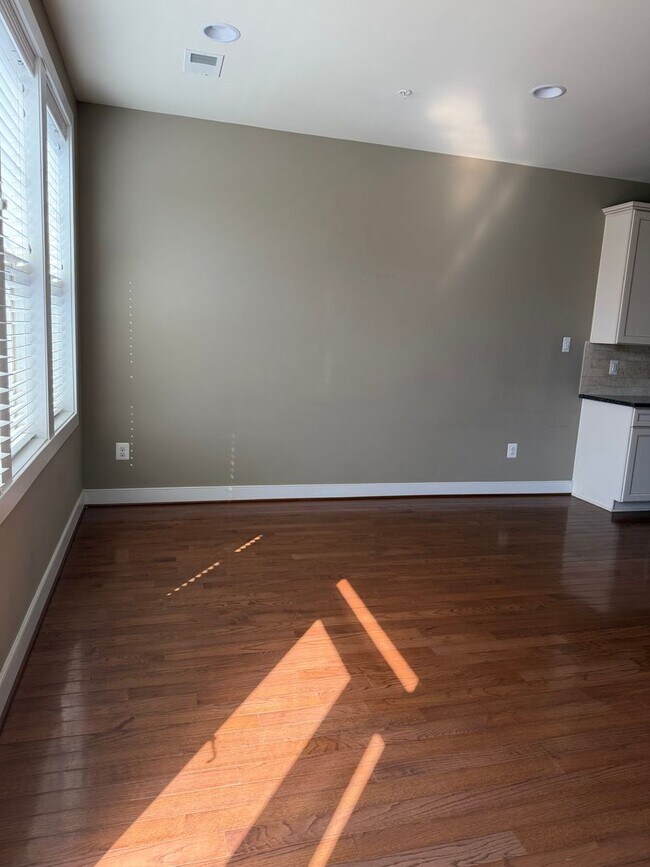 Building Photo - 4 LEVEL TOWNHOUSE WITH 2 CAR GARAGE, WALKING DISTANCE TO DOWNTOWN CROWN