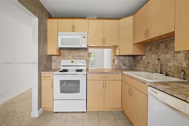 Building Photo - 110 Lake Meryl Dr