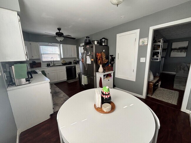 Building Photo - Home For Rent Bellevue.