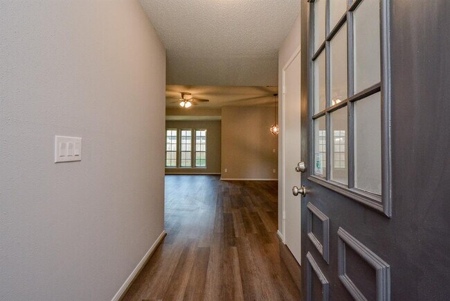 Building Photo - 10302 Tablerock Dr