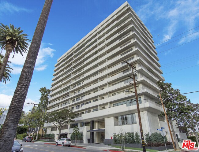 Building Photo - 838 N Doheny Dr