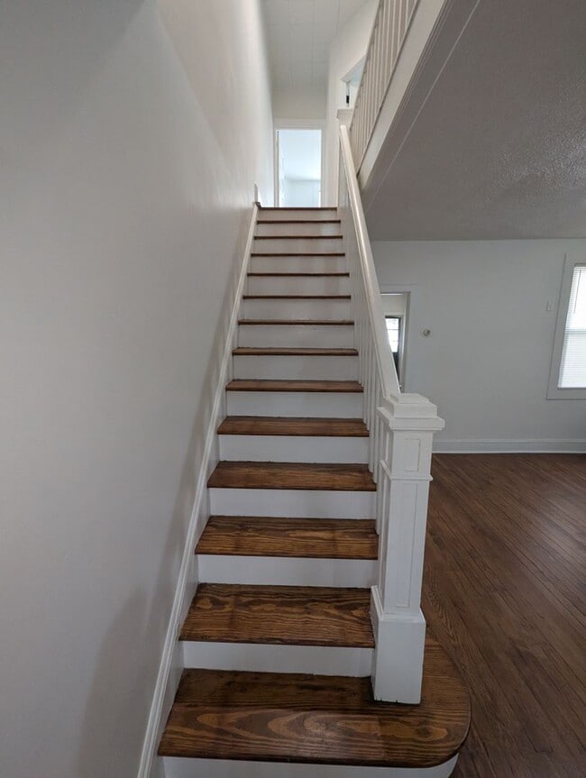 Building Photo - Charming updated 3 bedroom 1 bath Home in ...