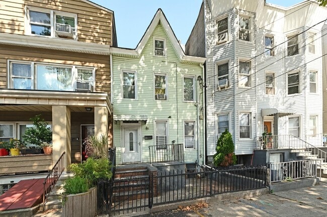 Building Photo - 44 Court House Pl