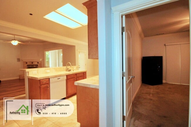 Building Photo - 2052 Hedgerow Ave