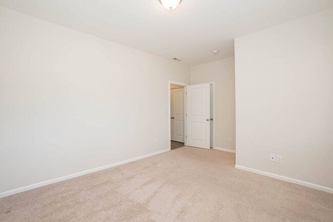 Building Photo - Four Bedroom Townhome!
