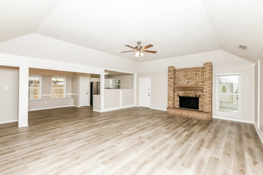 Building Photo - 1913 Green Willow Dr