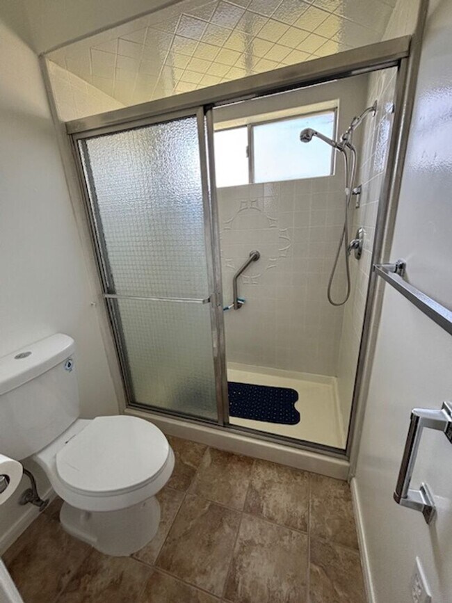 Building Photo - Very Clean Condo in Kern City!  2 Bedrooms...
