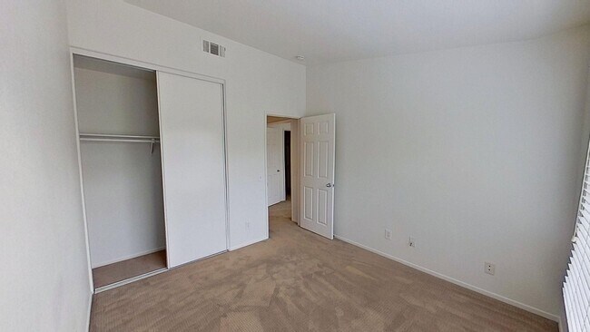 Building Photo - 30 Fuchsia: End Unit 2 Bed 2 Bath Condo in...