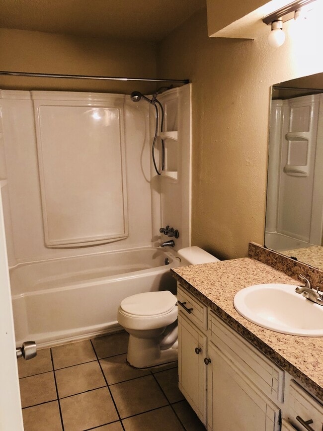 Building Photo - UPDATED DUPLEX NEAR I-240 CORRIDOR!