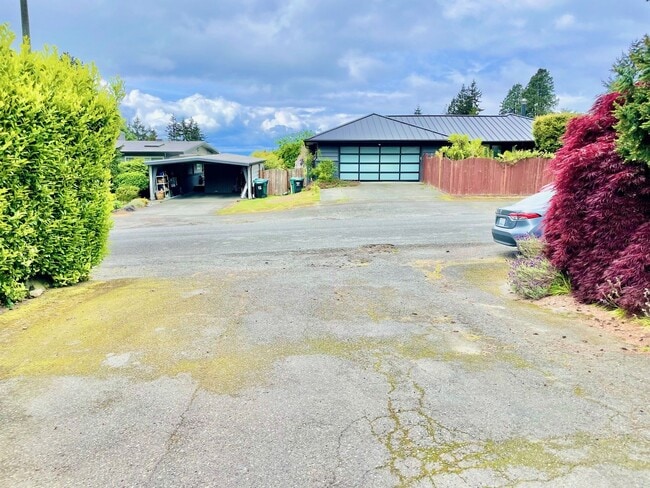 Building Photo - Charming  home on quiet street, great loca...