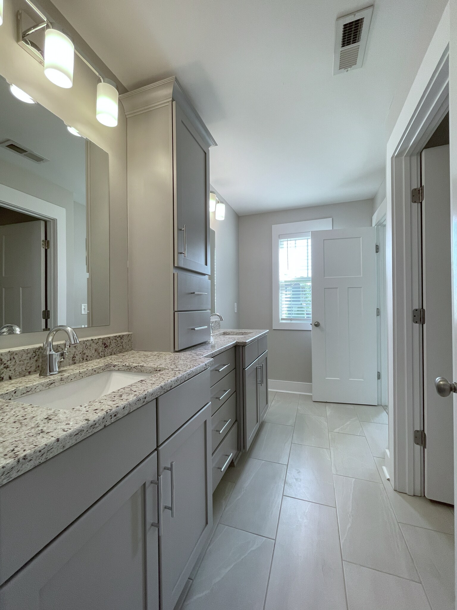 Jack/Jill Bathroom - 5410A California Ave