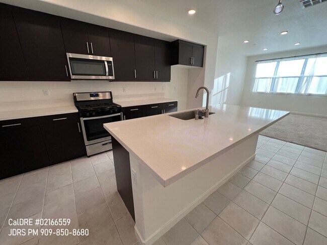 Building Photo - Rancho Cucamonga 3 Bedroom Condo