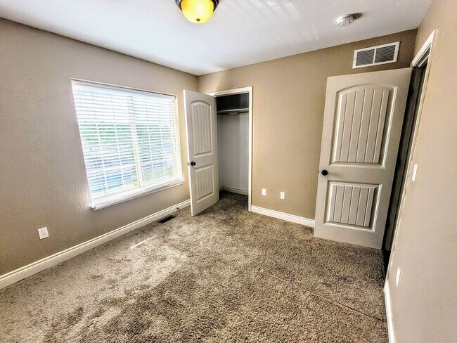 Building Photo - Beautiful fenced home near FLW