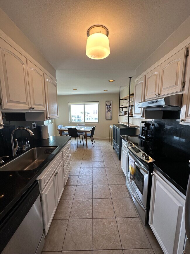 Building Photo - 3707 E Livingston Dr