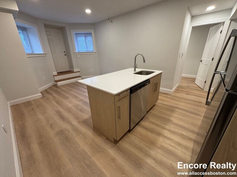 Building Photo - 531 Beacon St