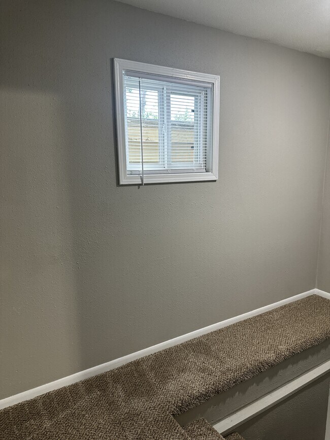 Building Photo - 602 Sara St