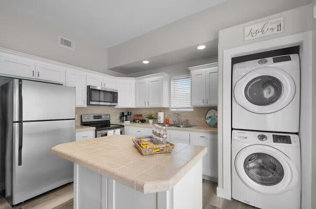 Building Photo - 102 W Corral St