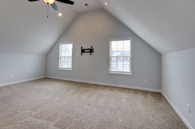 Building Photo - mega Huge wow. 4 bed 3 bath.
