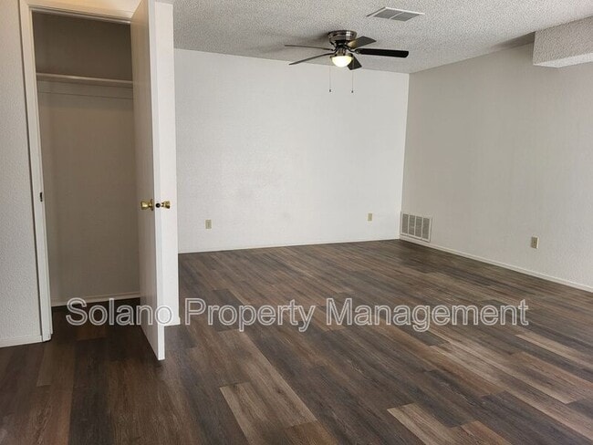 Building Photo - 1910 Grande Cir