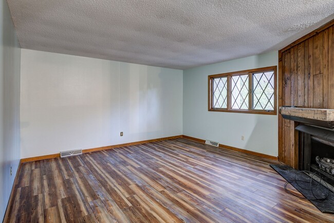 Building Photo - Large home in a beautiful setting close to all JC amenities