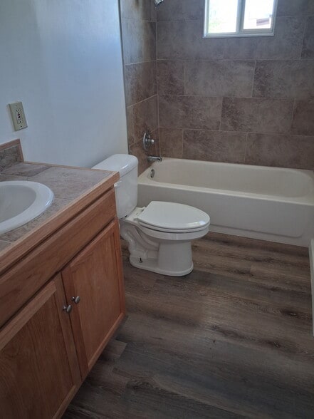 Building Photo - 1124 Juniper Dr