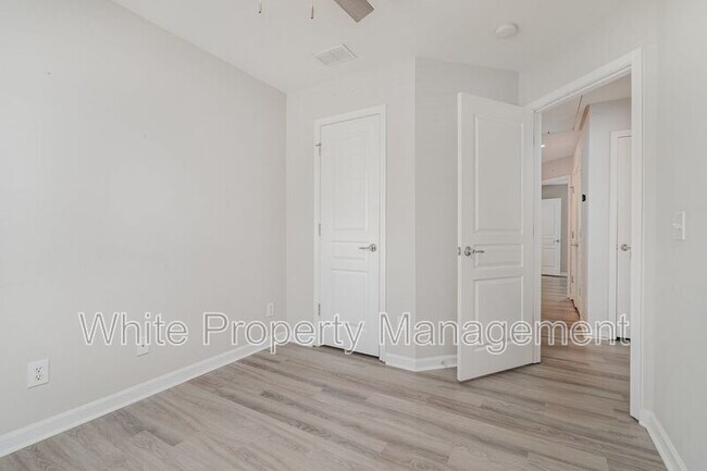 Building Photo - 822 Granby Dr