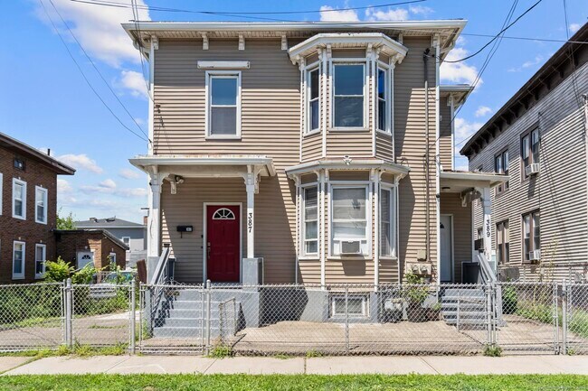Primary Photo - 387 Nichols St