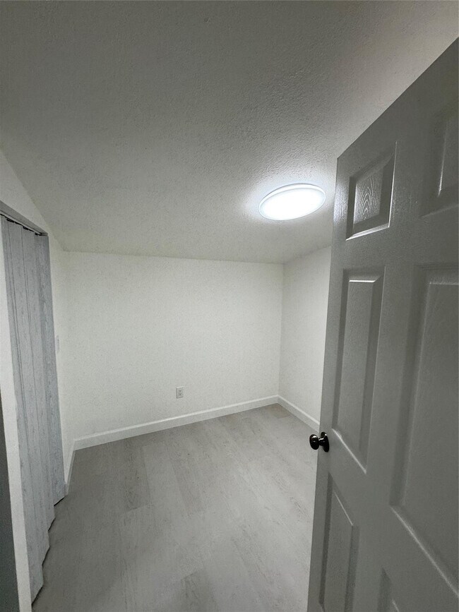 Building Photo - 626 37th St