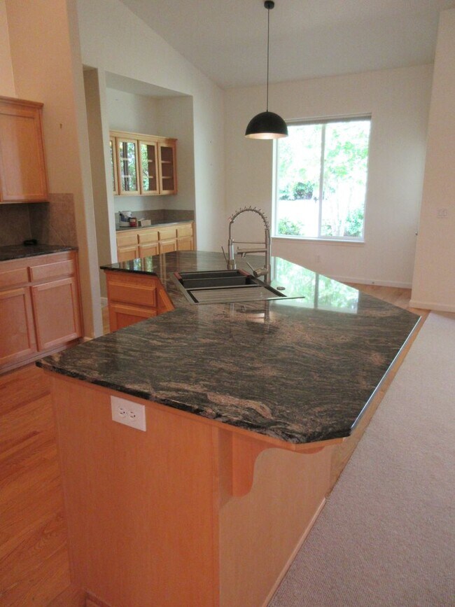 Building Photo - Beautiful Three Bedroom in Silverton