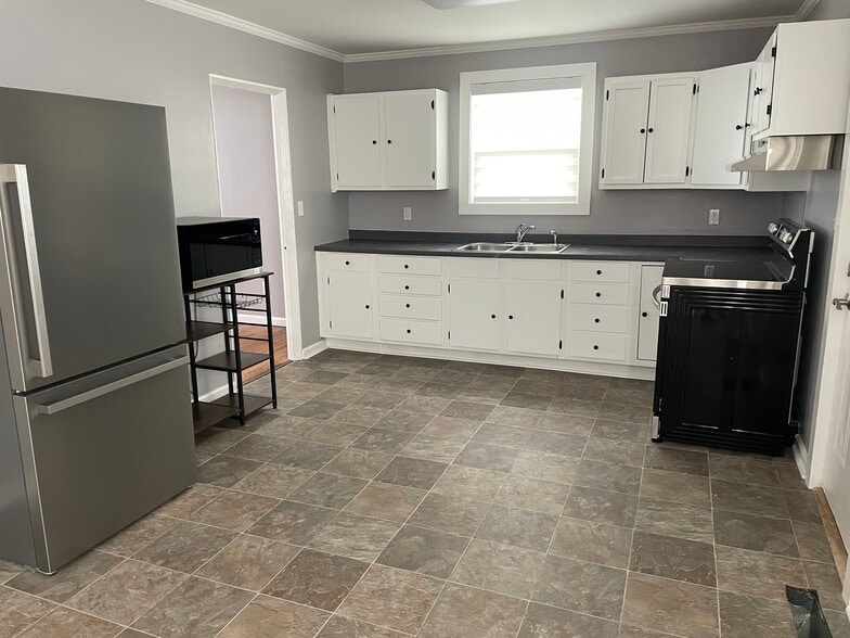 Building Photo - 5901 Carl Pl