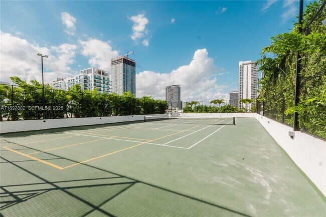 Building Photo - 700 NE 24th St