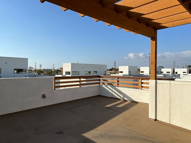 Building Photo - Exclusive Executive Condo in the Heart of ...