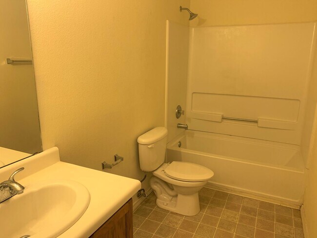 Building Photo - Charming 3 bdrm, 2 bath home
