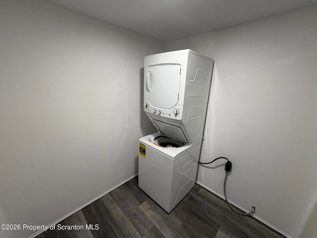 Building Photo - 539 E Pine St