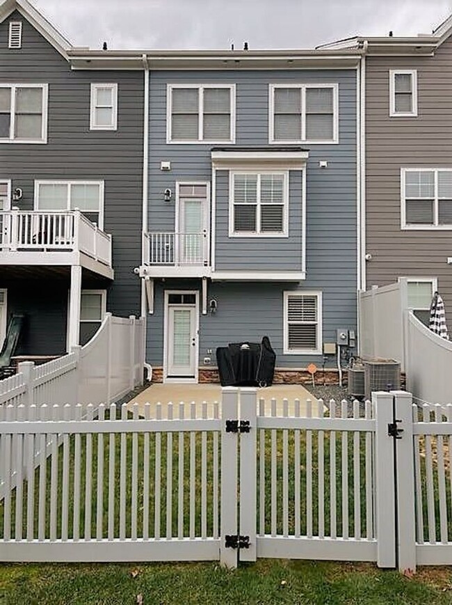 Building Photo - Stunning 4 bedroom 3.5 bath townhome locat...