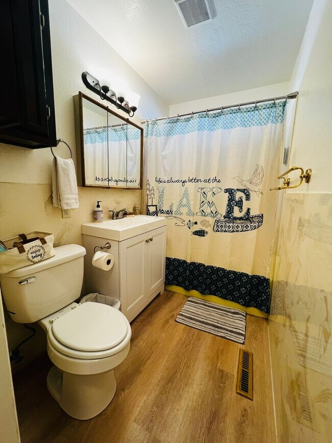 Building Photo - 1643 Stewart St