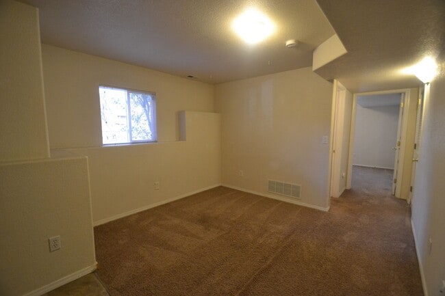 Building Photo - Corner 3 bed, 2.5 Bath Townhome in Distric...