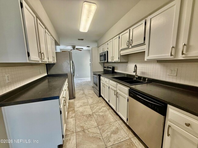 Building Photo - 902 Lakeridge Dr